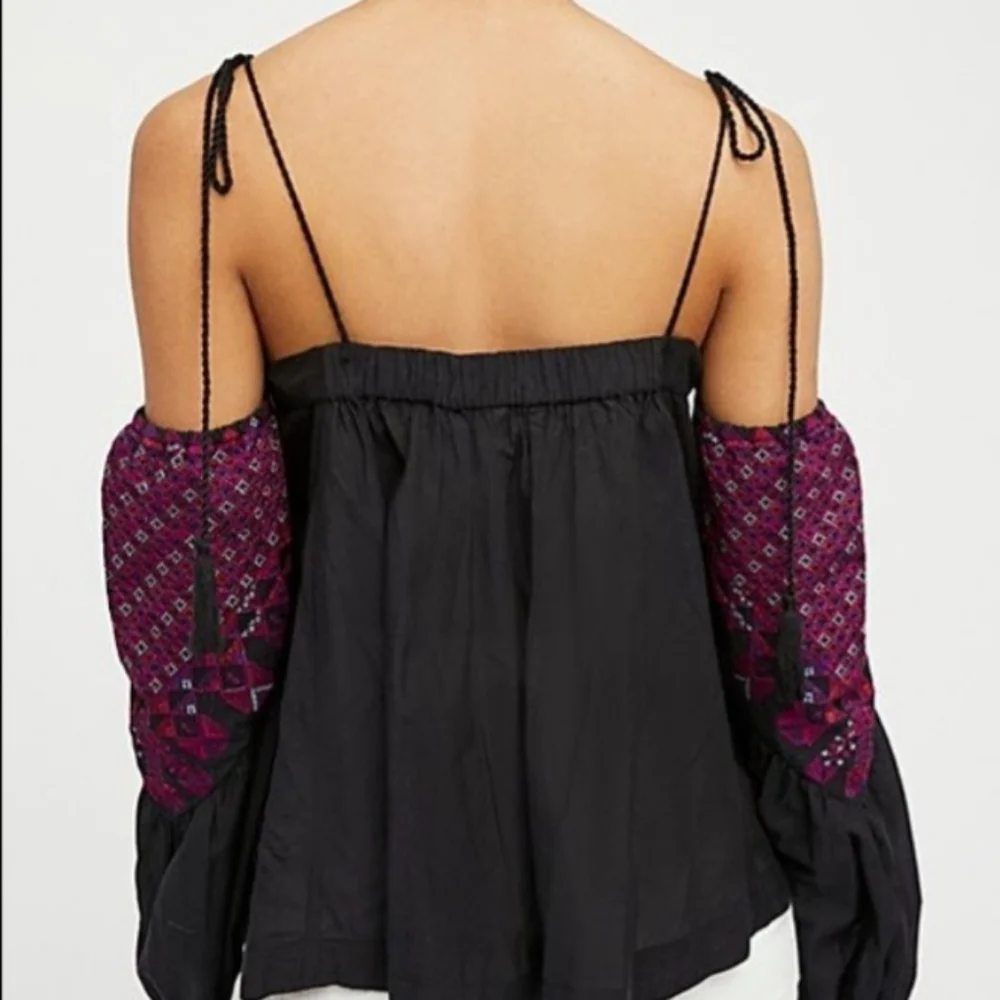 Free People " Vacay Vibin" Cold Shoulder Embroidered top - Picture 4 of 8